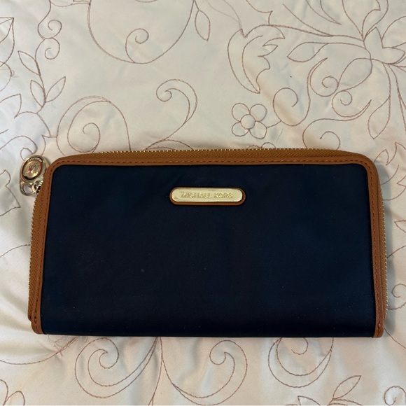 Michael Kors Kempton Wallet - Picture 1 of 2